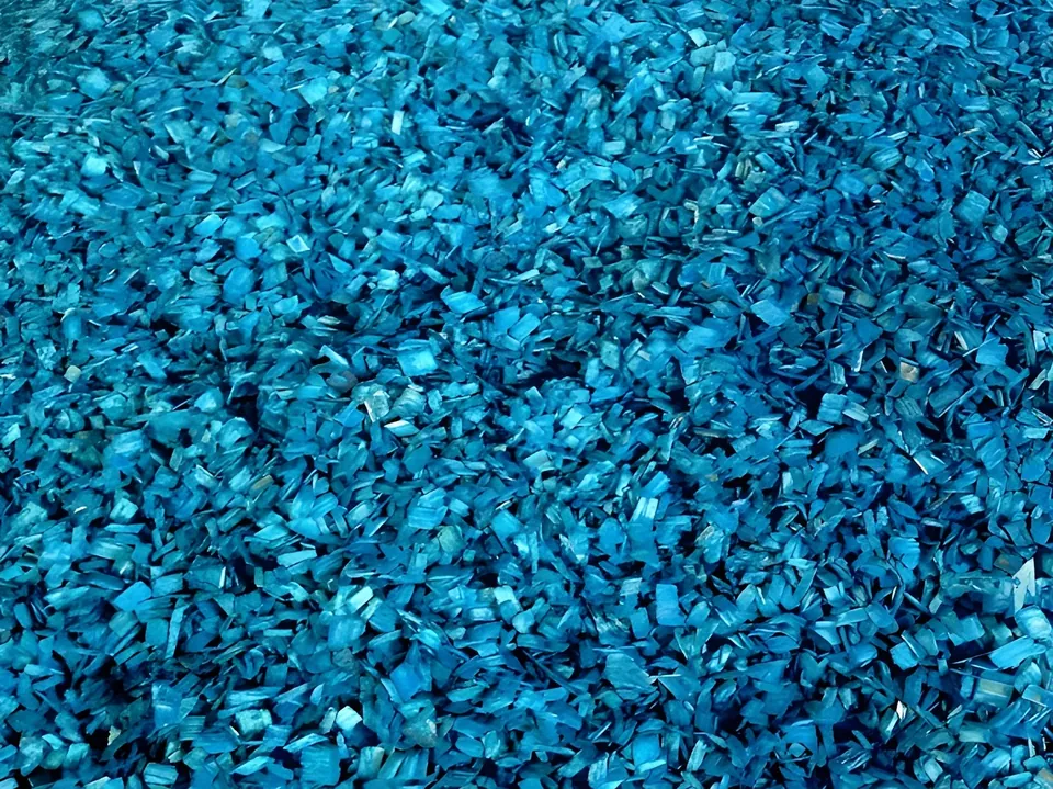 Detalle del mulch color azul instalado