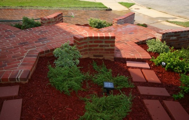 Proyecto de jardín con mulch de color y piedras decorativas — Mulch Color Chile