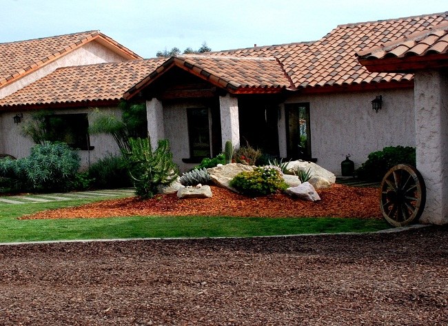 Jardín decorado con mulch de color — proyecto Mulch Color Chile