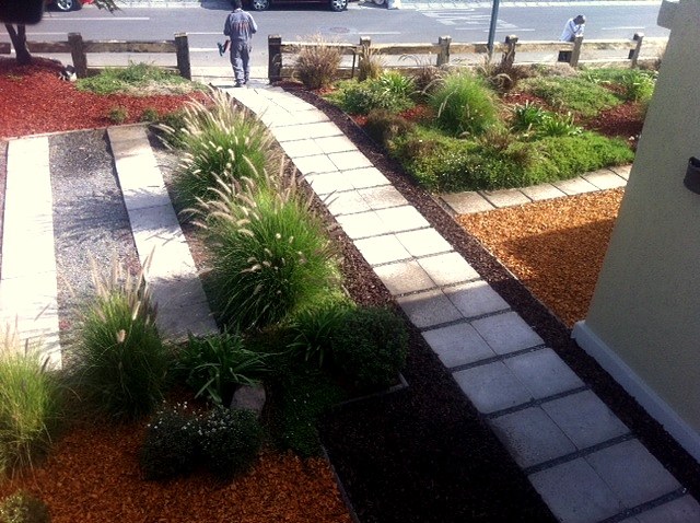 Proyecto de jardín con mulch de color y piedras decorativas — Mulch Color Chile