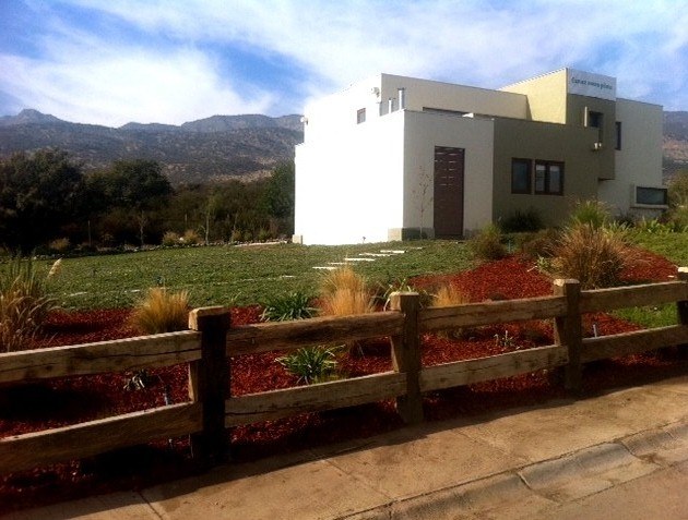 Proyecto de jardín con mulch de color y piedras decorativas — Mulch Color Chile