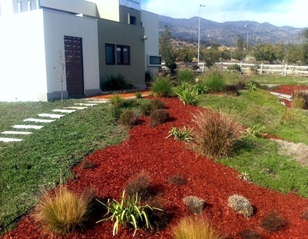 Proyecto de jardín con mulch de color y piedras decorativas — Mulch Color Chile