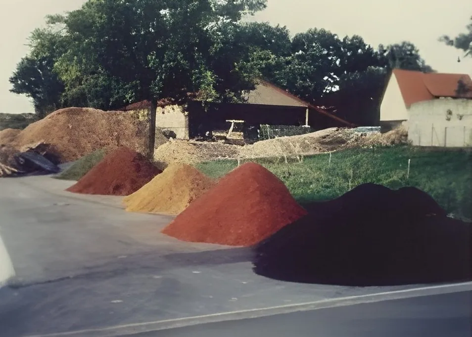 Acopio de mulch de color listo para despacho